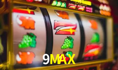 Escena dinámica inspirada en casino con iluminación 9MAX, cartas, fichas e íconos de juegos digitales en un espacio moderno de juegos.